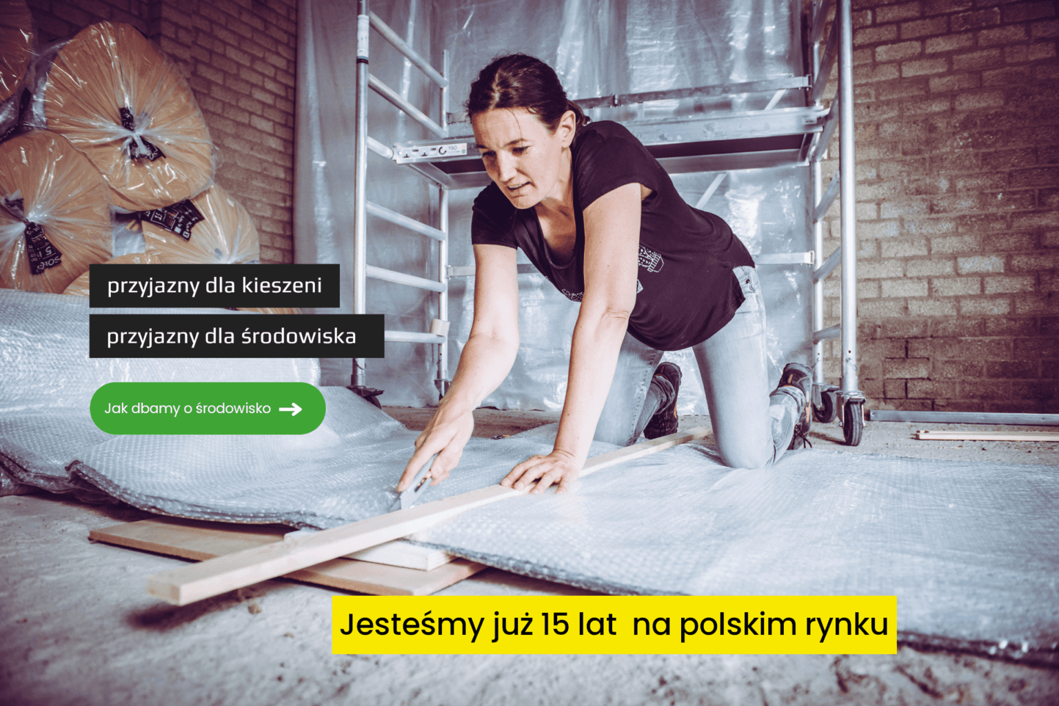 docieplenie poddasza matami Isobooster przez kobietę